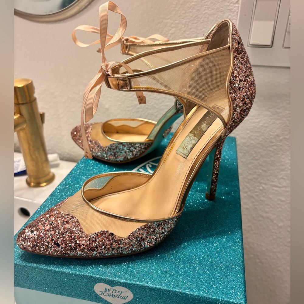 Betsy Johnson Stella pump in champagne glitter.